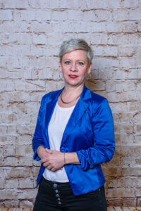 _Angelina-Porträt_Wahnsinn_rotes_Kleid