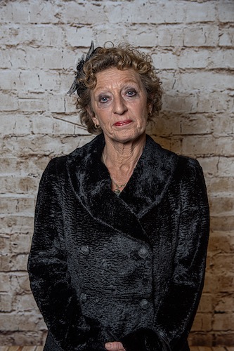 _Leni-Porträt_Wahnsinn_rotes_Kleid