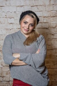 _Pia-Porträt_Wahnsinn_rotes_Kleid